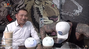 昔怒斥垃圾今鞠躬道歉 館長：這件事情我比較垃圾  願負荊請罪