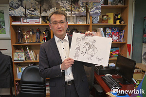 鄭運鵬宅出高度「會收集還會畫」！國會辦公室宛如公仔店