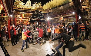 為何大年初一要「搶頭香」？內政部說分明