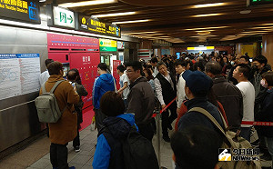 明天請早！人潮擠爆北捷龍山寺站　排隊3H搶桃紅開運票卡