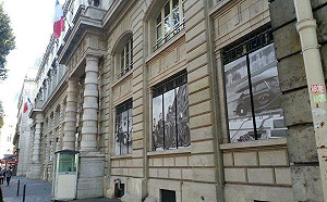 加拿大女觀光客在巴黎警察總部遭強暴 法2警被判刑7年