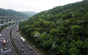 比照元旦  二二八連假收假日5至10時國道免收費