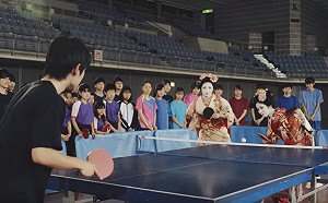 (影)行銷東京奧運 桌球少女扮舞妓打球震驚全場