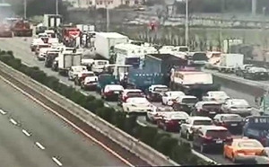 快訊》國一彰化南下聯結車翻覆全線封閉 返鄉車潮回堵5公里