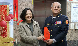 蔡英文送警消大禮  國軍醫院就醫補助比照軍人