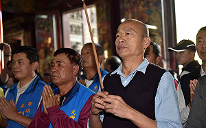 韓國瑜高雄寺廟走春發紅包  大力宣傳「大社三寶」