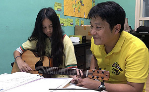 棄工程界高薪  陳建宏用一把吉他走入社福界