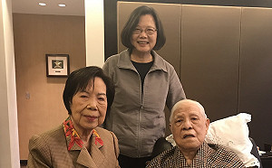 拜年兼祝壽 蔡英文小年夜探望李登輝夫婦