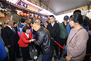 盧秀燕年初一發紅包 101歲人瑞開心領