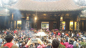 大年初一走春參拜 台北龍山寺人山人海
