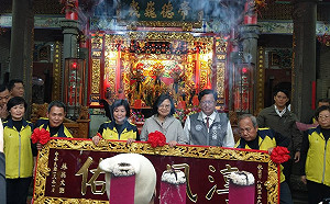 蔡英文桃園三元宮上香發福袋 逾3000民眾排隊搶領