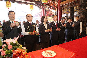 小英總統、嘉義縣長翁章梁新港奉天宮發紅包 祈求豬年旺旺旺