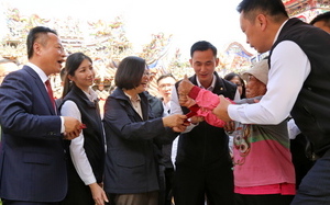 小英農曆新年參拜發福袋  熱情民眾夾道歡迎