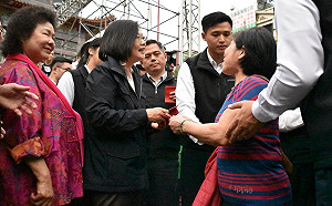 高雄關帝廟發紅包遭嗆  蔡英文好心情不受影響