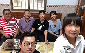 政壇夫妻檔春節南北趕場  卓冠廷和洪慈庸準備迎接豬小妹