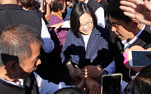 滿滿的政治味！相距僅百公尺  總統VS.主席  鹿港福袋秀強強滾