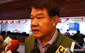 (影)華航董事長親上火線！何煖軒：盼能以旅客權益為重