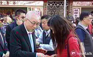 高雄關帝廟發紅包　吳敦義：不會打麻將不知何謂「相公」