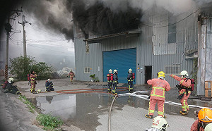 八里鐵皮工廠大火　延燒7間工廠
