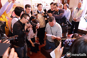 市府大天后宮推月老雙語籤詩　幫阿兜仔找真愛