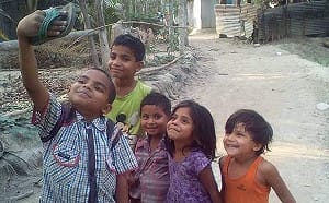 拿拖鞋自拍！印度孩露純真燦笑　網友鼻酸：照片有洋蔥