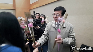 罷工協商７點結論 林佳龍巧備情人節禮送媒體