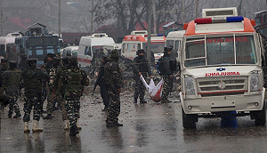 克什米爾炸彈客衝撞警察巴士 至少10死40傷