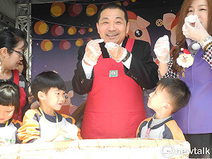 侯友宜公然「搓圓仔湯」  手搖元宵送愛心