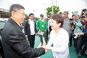 柯盧不分色同逛花博 選總統？柯：回台北再問