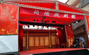 鄭麗君探班蘭陽戲劇團 允400萬演出及補助