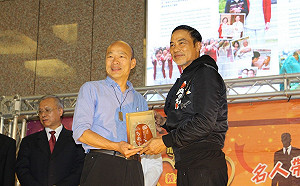 韓國瑜團隊熱衷低俗潮　拷秋勤樂團：高雄人真可憐　常成為其他縣市笑柄