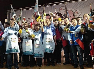 台南立委補選  禿子漢子燕子合體為謝龍介站台  底下大喊總統好