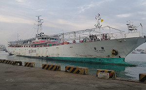 魷釣漁船大火5名船員失蹤　漁業署：持續搜救中