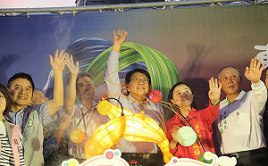 燈會效應擴散  屏縣長潘孟安人氣「擊韓退蔡」