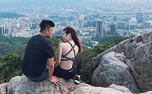 憾！疑「網球名將」女友遭公車輾斃　臉書親暱合照成回憶