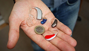 蝦咪！長期戴助聽器聽力會更退步？食藥署這樣說