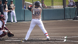 沖繩直擊／超猛！王柏融連六戰敲安  首打席二壘安打