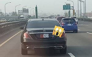 百萬賓士車牌掛「使」字 3數字！網友揭密：是「他」的車