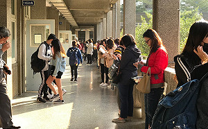 學測違規達740件  考生不只作畫還留言：嚇到你吃手手！