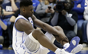 NBA／狀元熱門威廉森踩破球鞋滑倒  詹皇回想起自己受傷(影)