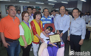遲到28年  植物人小瑜重返校園體驗高中生活