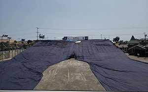 22層樓高牛仔褲秘魯亮相推減塑  傲登金氏紀錄