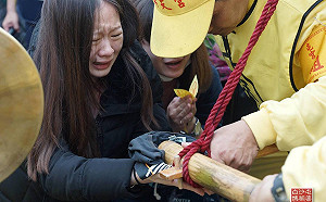 挺七月孕肚替重傷父求壽 白沙屯媽祖奇蹟回頭祈福