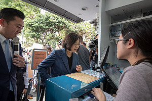 （影）蔡英文到新竹排隊買人氣麵包  大讚「市民真幸福」