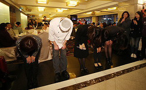 曲終人散！永福樓吹熄燈號  員工離情依依  鞠躬謝客落淚