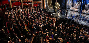 沒有主持人也能神開場！皇后樂團開唱嗨翻奧斯卡