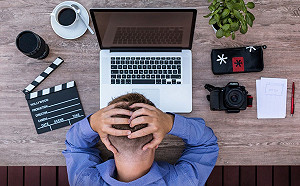 自殺主因工作壓力排前三　心理師：同事有3種徵兆要留意