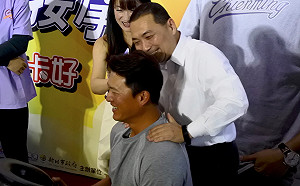 親手幫偶像王建民按摩　新北市長侯友宜圓夢笑呵呵