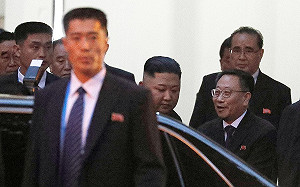 金正恩抵河內首次外出視察使館 金與正同行