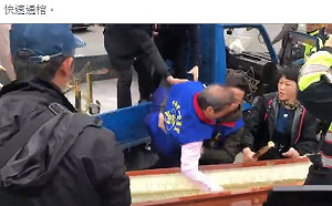 張安樂踉蹌險摔進棺 網友新創成語超KUSO